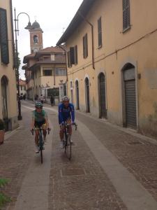 Il CT della nazionale  femminile Dino Salvoldi e la ciclista Alice Arzuffi del Team Bianchi hanno provato il percorso 